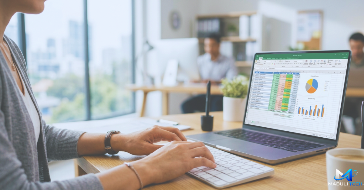 Profissional de escritório analisando relatórios financeiros criados com as fórmulas de Excel mais usadas na rotina administrativa.
