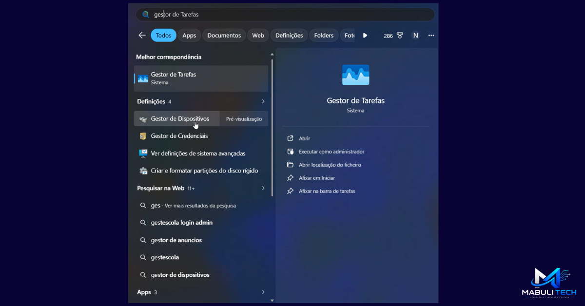 Notebook aberto exibindo o painel de configurações de rede para solucionar quedas de conexão no Windows 11 em uma bancada de suporte técnico
