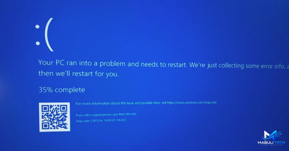 Tela de monitor exibindo a Tela Azul do Windows com o Erro Inaccessible Boot Device em uma bancada de manutenção de informática.
