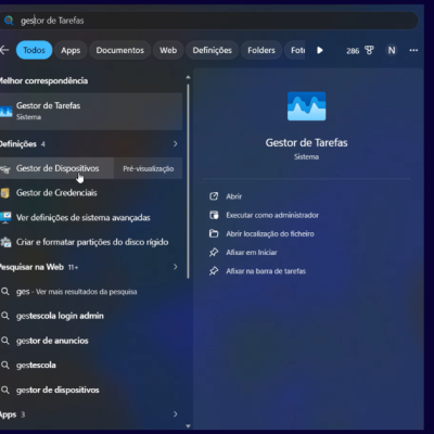 Notebook aberto exibindo o painel de configurações de rede para solucionar quedas de conexão no Windows 11 em uma bancada de suporte técnico