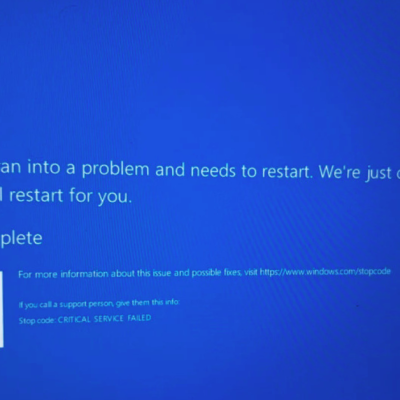Tela de monitor exibindo a Tela Azul do Windows com o Erro Inaccessible Boot Device em uma bancada de manutenção de informática.